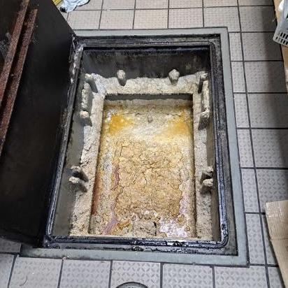 Grease trap before cleaning 6