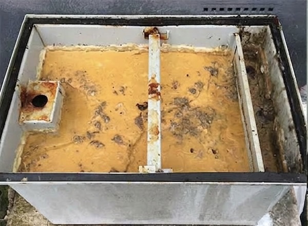 Grease trap before cleaning 3