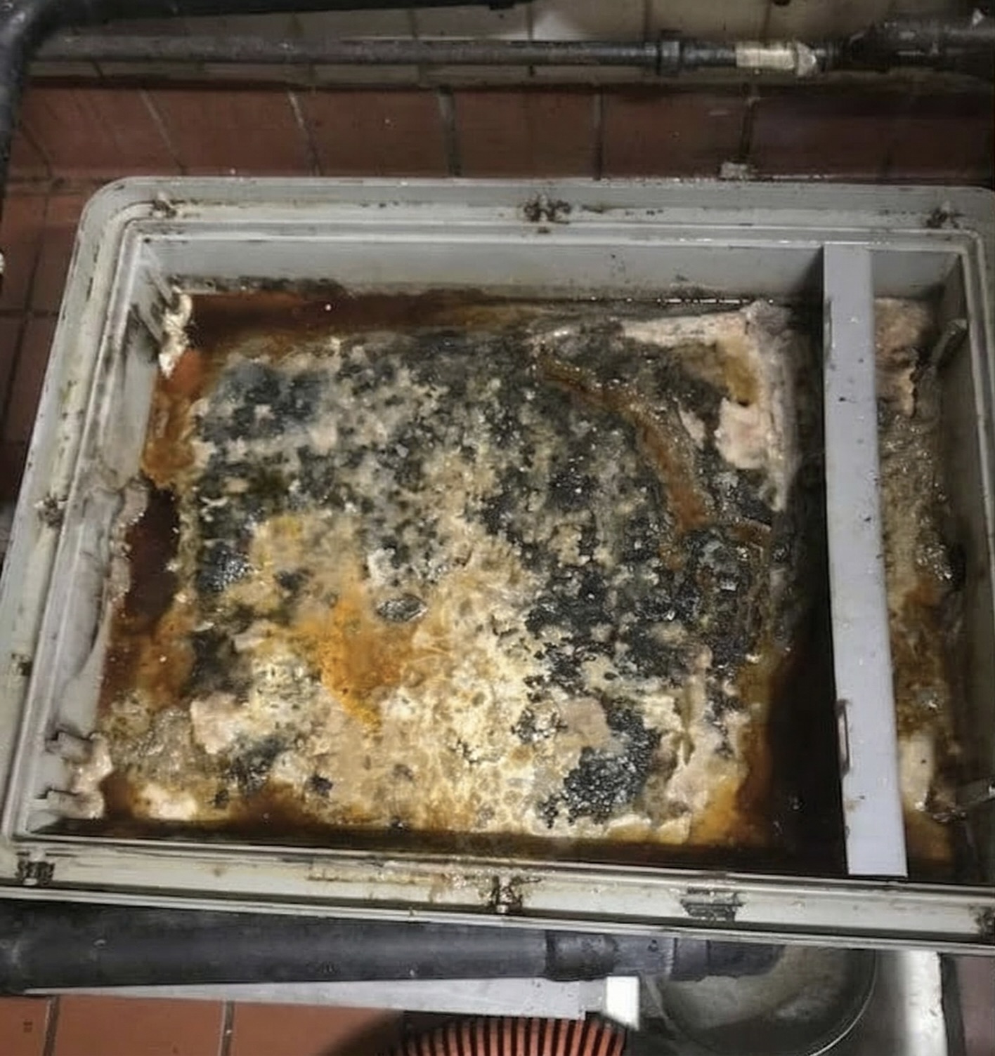 Grease trap before cleaning 4