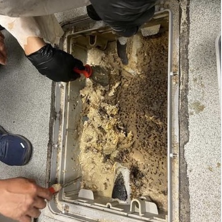 Grease trap before cleaning 5